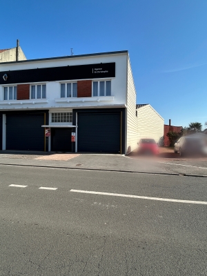 En PERIPHERIE IMMEDIATE D&#039;ARRAS - Ancien GARAGE automobile avec APPARTEMENT au dessus - Beau potentiel - (réf : R0119) - Prix : 395 000 €