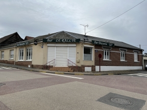 DANS BOURG AVEC COMMERCES (réf : D0072) - A 6km d&#039;ALBERT - Proche AMIENS (20 km)